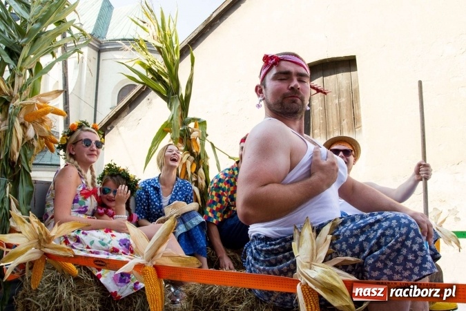 Zdjęcie w galerii na portalu naszraciborz.pl: Dożynki 2016. W Krzanowicach nie odpuścili i dożynki zrobili. W kolorowym korowodzie piękne dziewczęta i drogie maszyny wiadomości z regionu