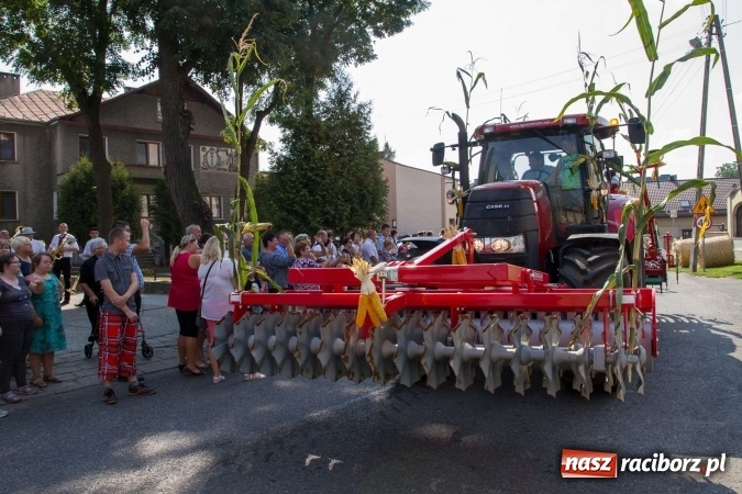 Zdjęcie w galerii na portalu naszraciborz.pl: Dożynki 2016. W Krzanowicach nie odpuścili i dożynki zrobili. W kolorowym korowodzie piękne dziewczęta i drogie maszyny wiadomości z regionu