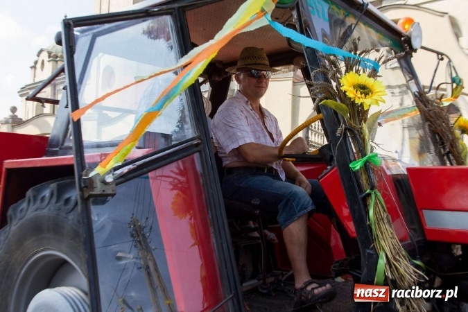 Zdjęcie w galerii na portalu naszraciborz.pl: Dożynki 2016. W Krzanowicach nie odpuścili i dożynki zrobili. W kolorowym korowodzie piękne dziewczęta i drogie maszyny wiadomości z regionu