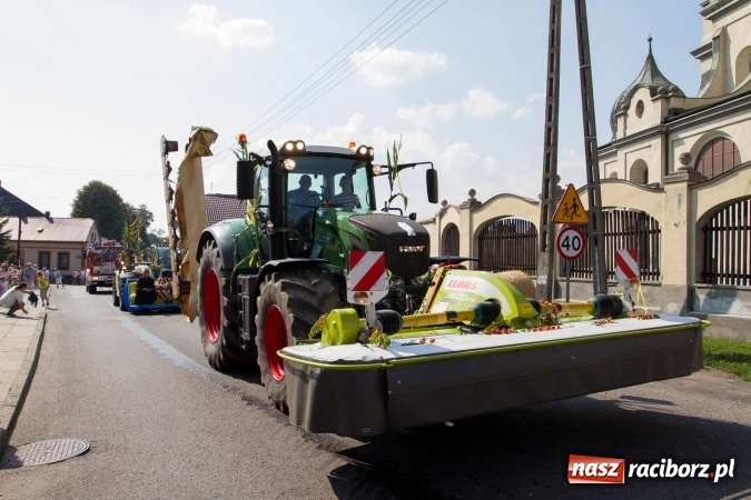 Zdjęcie w galerii na portalu naszraciborz.pl: Dożynki 2016. W Krzanowicach nie odpuścili i dożynki zrobili. W kolorowym korowodzie piękne dziewczęta i drogie maszyny wiadomości z regionu