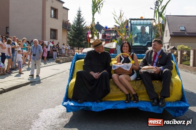 Zdjęcie w galerii na portalu naszraciborz.pl: Dożynki 2016. W Krzanowicach nie odpuścili i dożynki zrobili. W kolorowym korowodzie piękne dziewczęta i drogie maszyny wiadomości z regionu