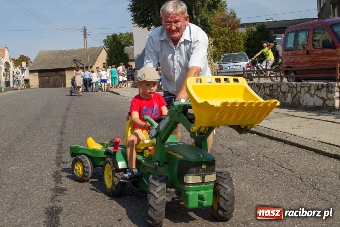 Zdjęcie w galerii na portalu naszraciborz.pl: Dożynki 2016. W Krzanowicach nie odpuścili i dożynki zrobili. W kolorowym korowodzie piękne dziewczęta i drogie maszyny wiadomości z regionu