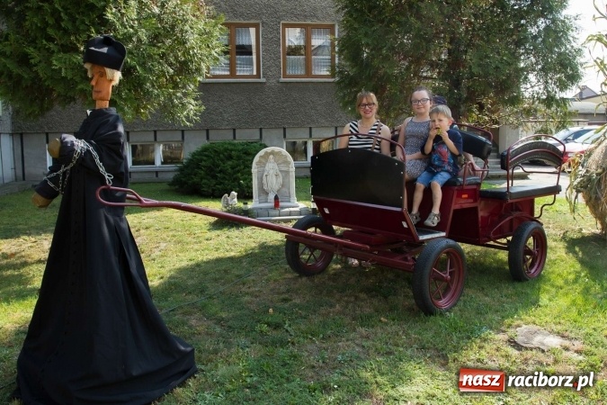 Zdjęcie w galerii na portalu naszraciborz.pl: Dożynki 2016. W Krzanowicach nie odpuścili i dożynki zrobili. W kolorowym korowodzie piękne dziewczęta i drogie maszyny wiadomości z regionu
