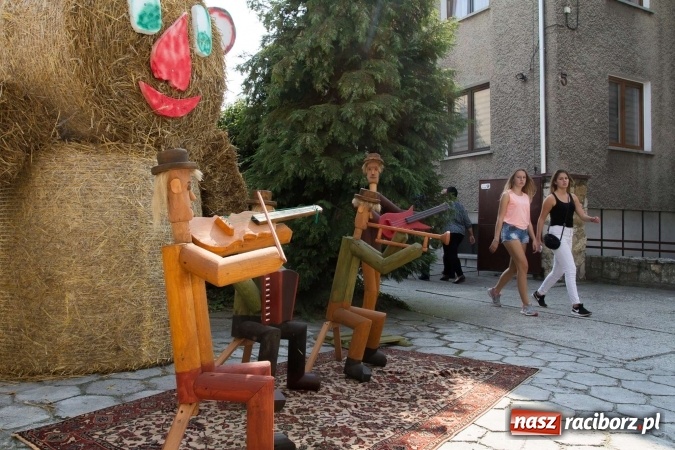 Zdjęcie w galerii na portalu naszraciborz.pl: Dożynki 2016. W Krzanowicach nie odpuścili i dożynki zrobili. W kolorowym korowodzie piękne dziewczęta i drogie maszyny wiadomości z regionu