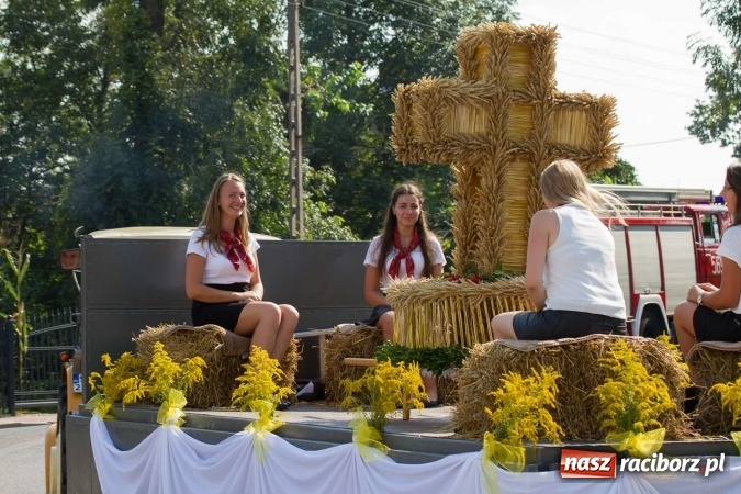 Zdjęcie w galerii na portalu naszraciborz.pl: Dożynki 2016. W Krzanowicach nie odpuścili i dożynki zrobili. W kolorowym korowodzie piękne dziewczęta i drogie maszyny wiadomości z regionu