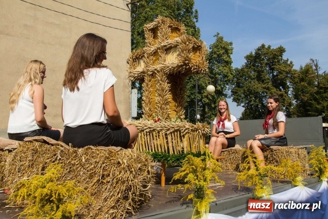 Zdjęcie w galerii na portalu naszraciborz.pl: Dożynki 2016. W Krzanowicach nie odpuścili i dożynki zrobili. W kolorowym korowodzie piękne dziewczęta i drogie maszyny wiadomości z regionu