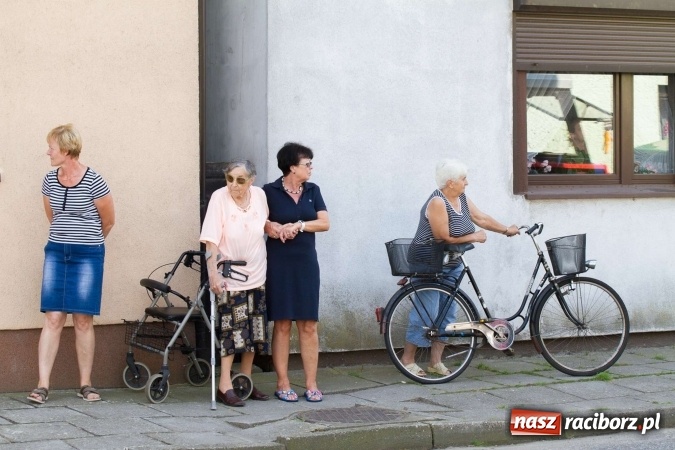 Zdjęcie w galerii na portalu naszraciborz.pl: Dożynki 2016. W Krzanowicach nie odpuścili i dożynki zrobili. W kolorowym korowodzie piękne dziewczęta i drogie maszyny wiadomości z regionu