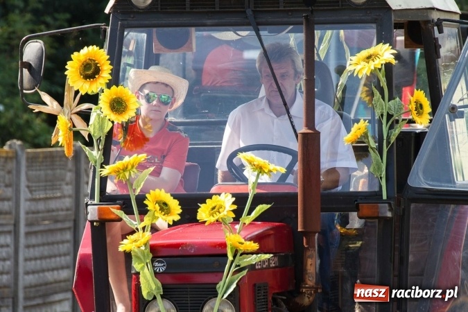 Zdjęcie w galerii na portalu naszraciborz.pl: Dożynki 2016. W Krzanowicach nie odpuścili i dożynki zrobili. W kolorowym korowodzie piękne dziewczęta i drogie maszyny wiadomości z regionu
