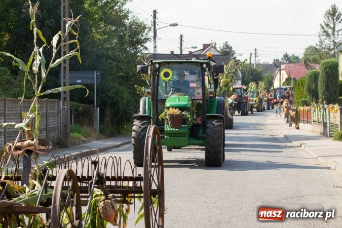 Zdjęcie w galerii na portalu naszraciborz.pl: Dożynki 2016. W Krzanowicach nie odpuścili i dożynki zrobili. W kolorowym korowodzie piękne dziewczęta i drogie maszyny wiadomości z regionu