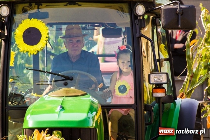 Zdjęcie w galerii na portalu naszraciborz.pl: Dożynki 2016. W Krzanowicach nie odpuścili i dożynki zrobili. W kolorowym korowodzie piękne dziewczęta i drogie maszyny wiadomości z regionu