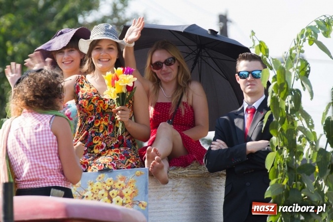 Zdjęcie w galerii na portalu naszraciborz.pl: Dożynki 2016. W Krzanowicach nie odpuścili i dożynki zrobili. W kolorowym korowodzie piękne dziewczęta i drogie maszyny wiadomości z regionu