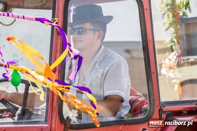 Zdjęcie w galerii na portalu naszraciborz.pl: Dożynki 2016. W Krzanowicach nie odpuścili i dożynki zrobili. W kolorowym korowodzie piękne dziewczęta i drogie maszyny wiadomości z regionu