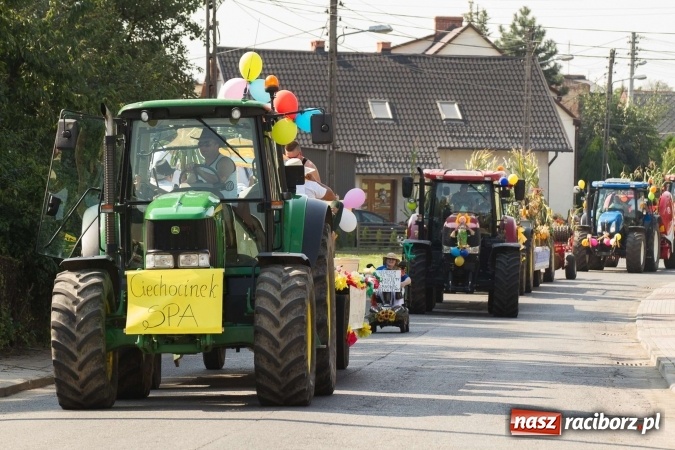 Zdjęcie w galerii na portalu naszraciborz.pl: Dożynki 2016. W Krzanowicach nie odpuścili i dożynki zrobili. W kolorowym korowodzie piękne dziewczęta i drogie maszyny wiadomości z regionu