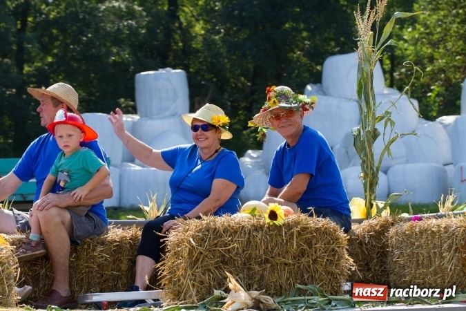Zdjęcie w galerii na portalu naszraciborz.pl: Dożynki 2016. W Krzanowicach nie odpuścili i dożynki zrobili. W kolorowym korowodzie piękne dziewczęta i drogie maszyny wiadomości z regionu