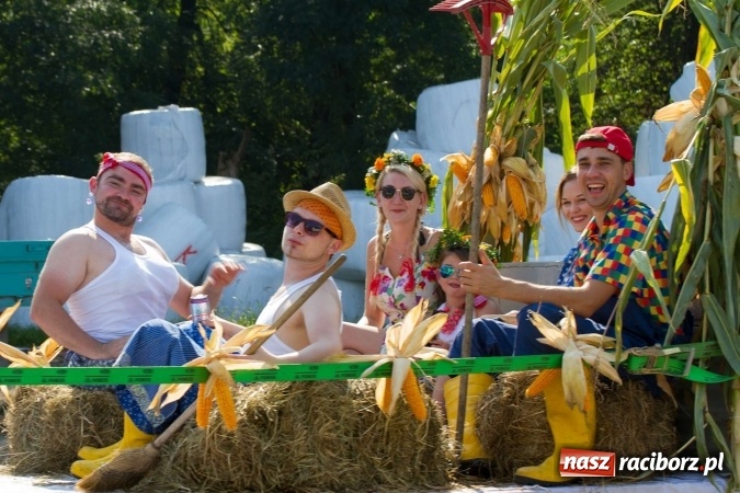 Zdjęcie w galerii na portalu naszraciborz.pl: Dożynki 2016. W Krzanowicach nie odpuścili i dożynki zrobili. W kolorowym korowodzie piękne dziewczęta i drogie maszyny wiadomości z regionu