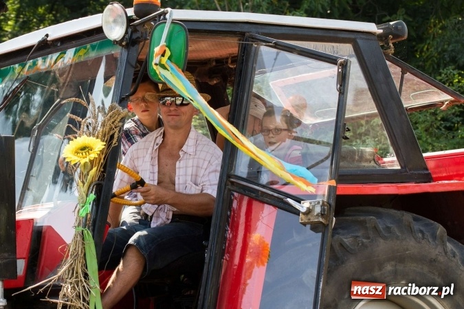 Zdjęcie w galerii na portalu naszraciborz.pl: Dożynki 2016. W Krzanowicach nie odpuścili i dożynki zrobili. W kolorowym korowodzie piękne dziewczęta i drogie maszyny wiadomości z regionu