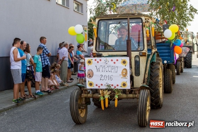 Zdjęcie w galerii na portalu naszraciborz.pl: Dożynki 2016. W Krzanowicach nie odpuścili i dożynki zrobili. W kolorowym korowodzie piękne dziewczęta i drogie maszyny wiadomości z regionu