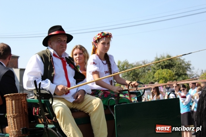 Zdjęcie w galerii na portalu naszraciborz.pl: Dożynki 2016. Korowód gigant w Kornowacu  wiadomości z regionu
