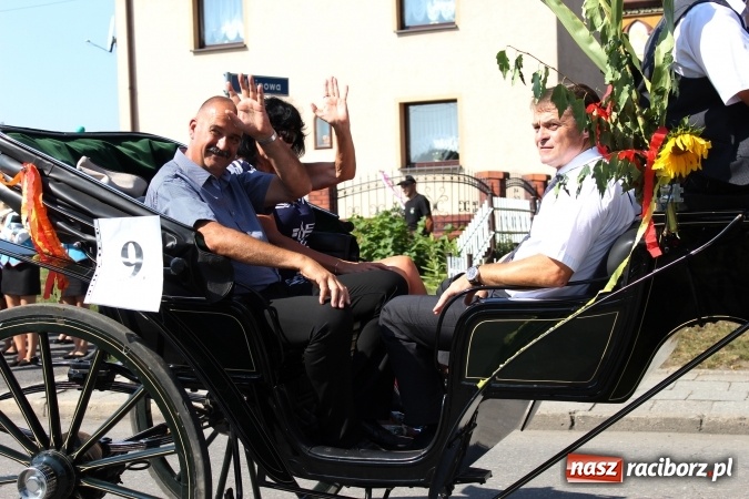 Zdjęcie w galerii na portalu naszraciborz.pl: Dożynki 2016. Korowód gigant w Kornowacu  wiadomości z regionu