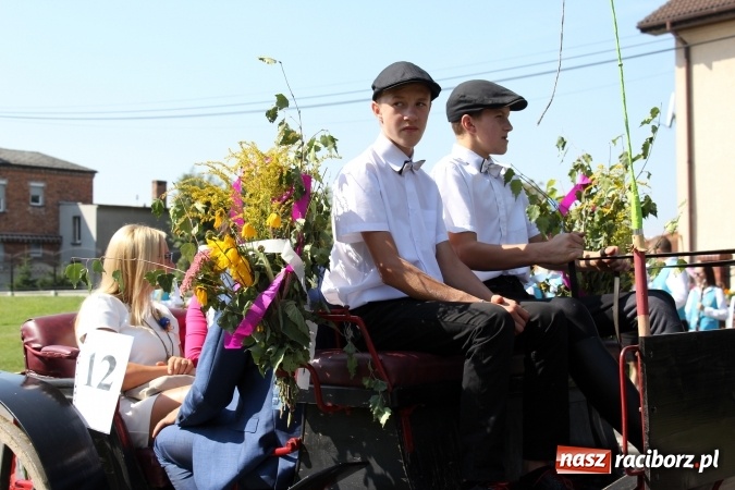 Zdjęcie w galerii na portalu naszraciborz.pl: Dożynki 2016. Korowód gigant w Kornowacu  wiadomości z regionu