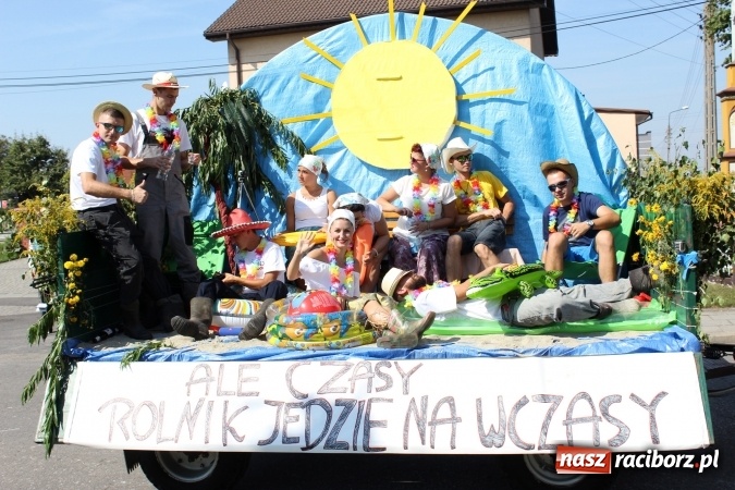 Zdjęcie w galerii na portalu naszraciborz.pl: Dożynki 2016. Korowód gigant w Kornowacu  wiadomości z regionu