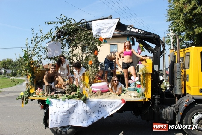 Zdjęcie w galerii na portalu naszraciborz.pl: Dożynki 2016. Korowód gigant w Kornowacu  wiadomości z regionu