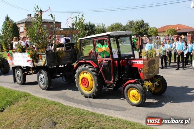 Zdjęcie w galerii na portalu naszraciborz.pl: Dożynki 2016. Korowód gigant w Kornowacu  wiadomości z regionu