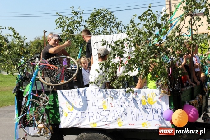 Zdjęcie w galerii na portalu naszraciborz.pl: Dożynki 2016. Korowód gigant w Kornowacu  wiadomości z regionu