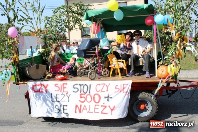 Zdjęcie w galerii na portalu naszraciborz.pl: Dożynki 2016. Korowód gigant w Kornowacu  wiadomości z regionu