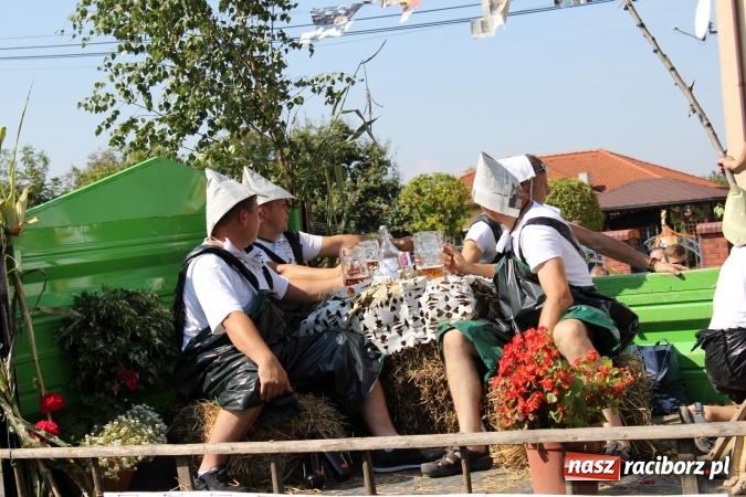 Zdjęcie w galerii na portalu naszraciborz.pl: Dożynki 2016. Korowód gigant w Kornowacu  wiadomości z regionu