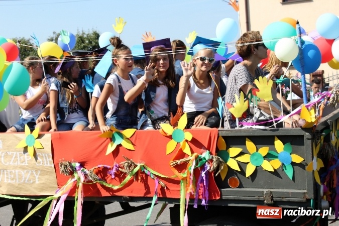Zdjęcie w galerii na portalu naszraciborz.pl: Dożynki 2016. Korowód gigant w Kornowacu  wiadomości z regionu
