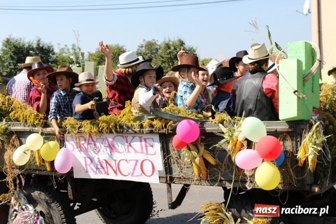 Zdjęcie w galerii na portalu naszraciborz.pl: Dożynki 2016. Korowód gigant w Kornowacu  wiadomości z regionu