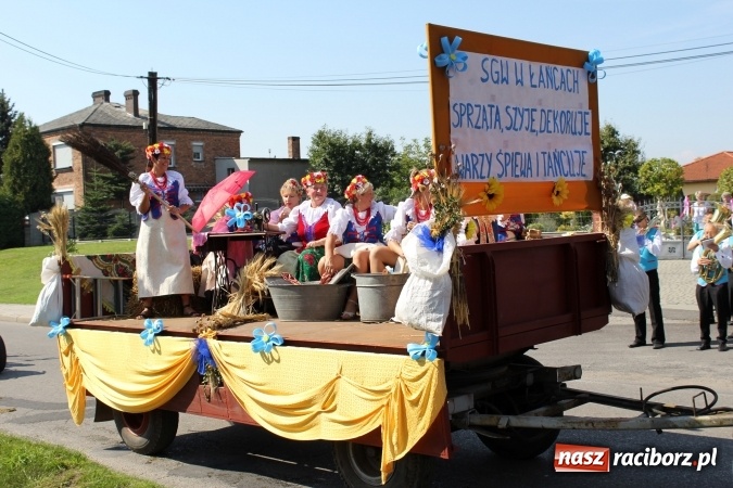 Zdjęcie w galerii na portalu naszraciborz.pl: Dożynki 2016. Korowód gigant w Kornowacu  wiadomości z regionu