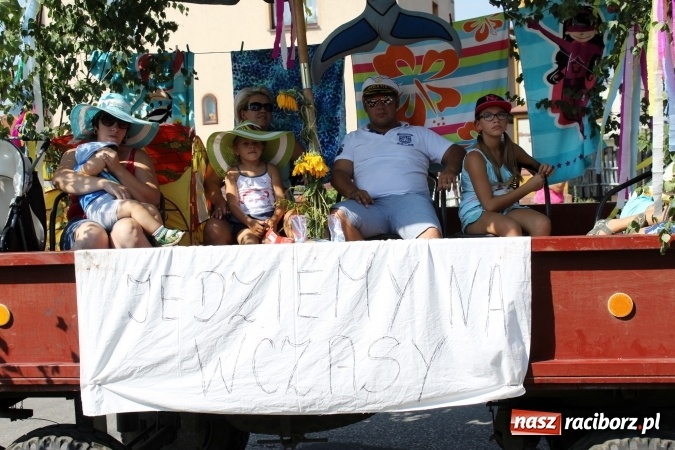 Zdjęcie w galerii na portalu naszraciborz.pl: Dożynki 2016. Korowód gigant w Kornowacu  wiadomości z regionu