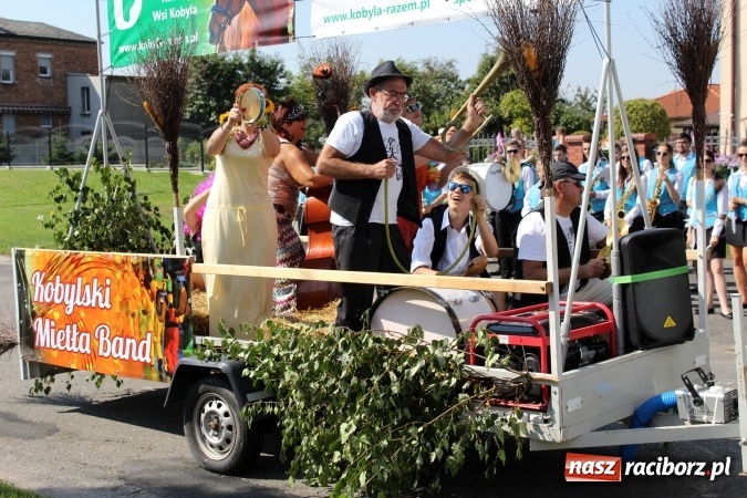 Zdjęcie w galerii na portalu naszraciborz.pl: Dożynki 2016. Korowód gigant w Kornowacu  wiadomości z regionu