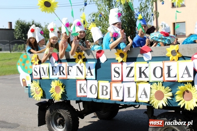 Zdjęcie w galerii na portalu naszraciborz.pl: Dożynki 2016. Korowód gigant w Kornowacu  wiadomości z regionu