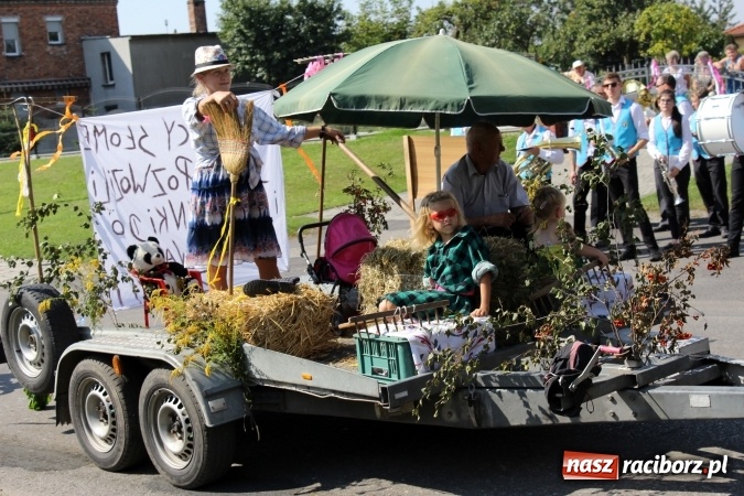 Zdjęcie w galerii na portalu naszraciborz.pl: Dożynki 2016. Korowód gigant w Kornowacu  wiadomości z regionu