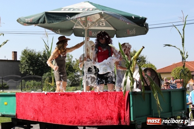 Zdjęcie w galerii na portalu naszraciborz.pl: Dożynki 2016. Korowód gigant w Kornowacu  wiadomości z regionu