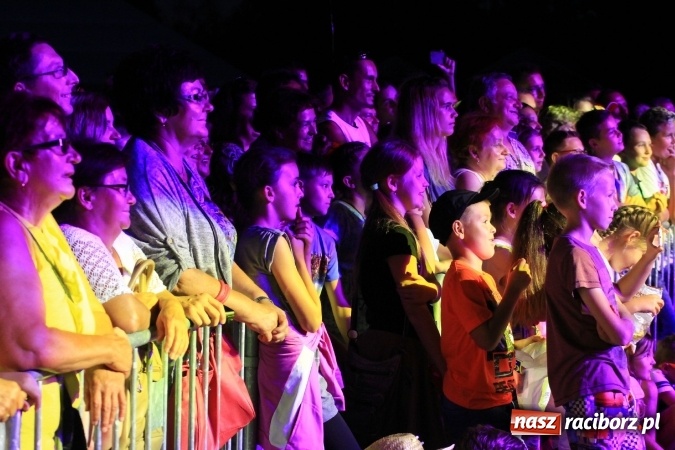 Zdjęcie w galerii na portalu naszraciborz.pl: Kabaret Młodych Panów bawił publiczność podczas dożynek w Lubomi wiadomości z regionu