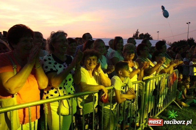 Zdjęcie w galerii na portalu naszraciborz.pl: Kabaret Młodych Panów bawił publiczność podczas dożynek w Lubomi wiadomości z regionu