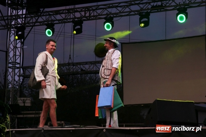 Zdjęcie w galerii na portalu naszraciborz.pl: Kabaret Młodych Panów bawił publiczność podczas dożynek w Lubomi wiadomości z regionu