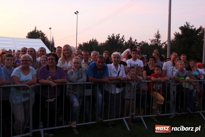 Zdjęcie w galerii na portalu naszraciborz.pl: Kabaret Młodych Panów bawił publiczność podczas dożynek w Lubomi wiadomości z regionu