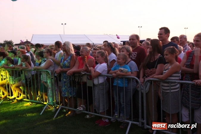 Zdjęcie w galerii na portalu naszraciborz.pl: Kabaret Młodych Panów bawił publiczność podczas dożynek w Lubomi wiadomości z regionu