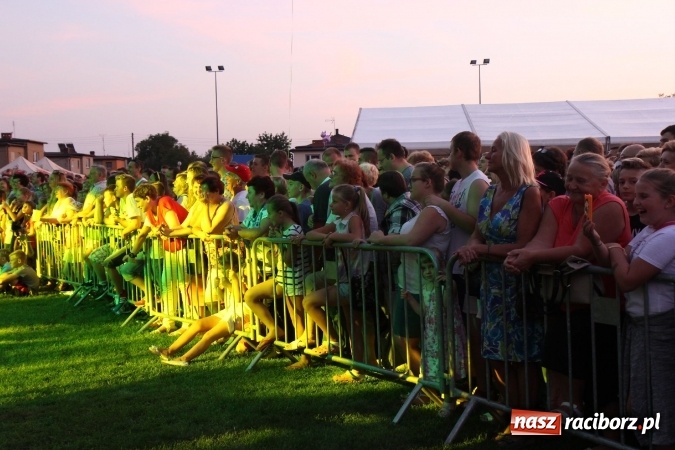 Zdjęcie w galerii na portalu naszraciborz.pl: Kabaret Młodych Panów bawił publiczność podczas dożynek w Lubomi wiadomości z regionu