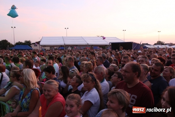 Zdjęcie w galerii na portalu naszraciborz.pl: Kabaret Młodych Panów bawił publiczność podczas dożynek w Lubomi wiadomości z regionu
