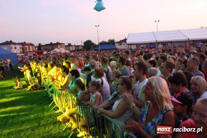Zdjęcie w galerii na portalu naszraciborz.pl: Kabaret Młodych Panów bawił publiczność podczas dożynek w Lubomi wiadomości z regionu