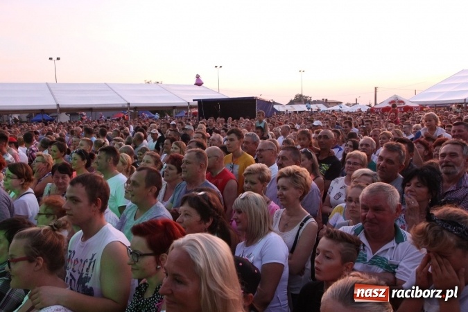 Zdjęcie w galerii na portalu naszraciborz.pl: Kabaret Młodych Panów bawił publiczność podczas dożynek w Lubomi wiadomości z regionu