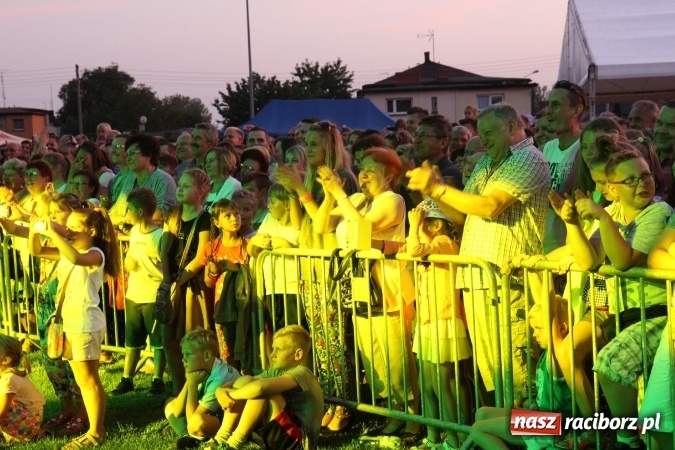 Zdjęcie w galerii na portalu naszraciborz.pl: Kabaret Młodych Panów bawił publiczność podczas dożynek w Lubomi wiadomości z regionu