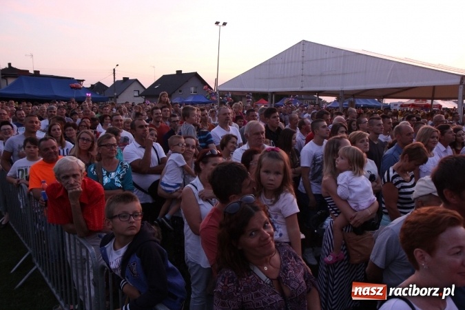 Zdjęcie w galerii na portalu naszraciborz.pl: Kabaret Młodych Panów bawił publiczność podczas dożynek w Lubomi wiadomości z regionu