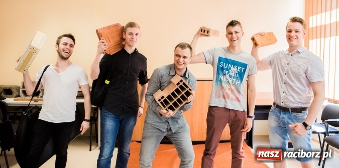 Zdjęcie w galerii na portalu naszraciborz.pl: Ostatni dzwonek na indeks w PWSZ w Raciborzu wiadomości z regionu